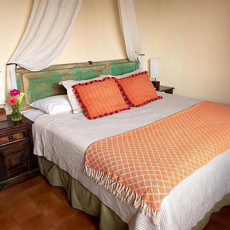 Hostal Donde Regina Guatemala City Exterior photo A bed with a bed frame