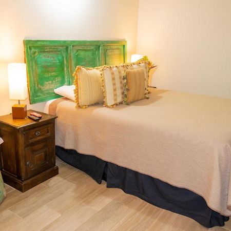 Hostal Donde Regina Guatemala City Exterior photo A bedroom with a bed and a nightstand