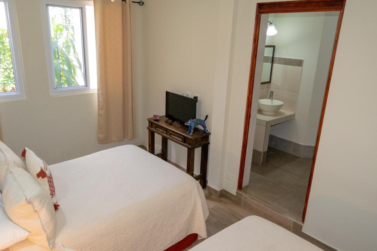 Hostal Donde Regina Guatemala City Exterior photo A bedroom with a bathroom en suite