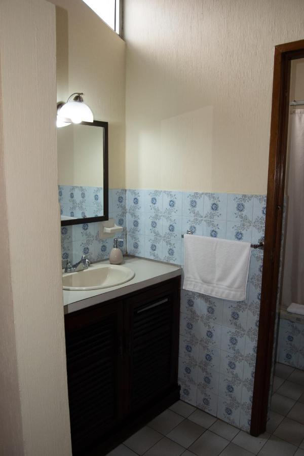 Hostal Donde Regina Guatemala City Exterior photo Bathroom