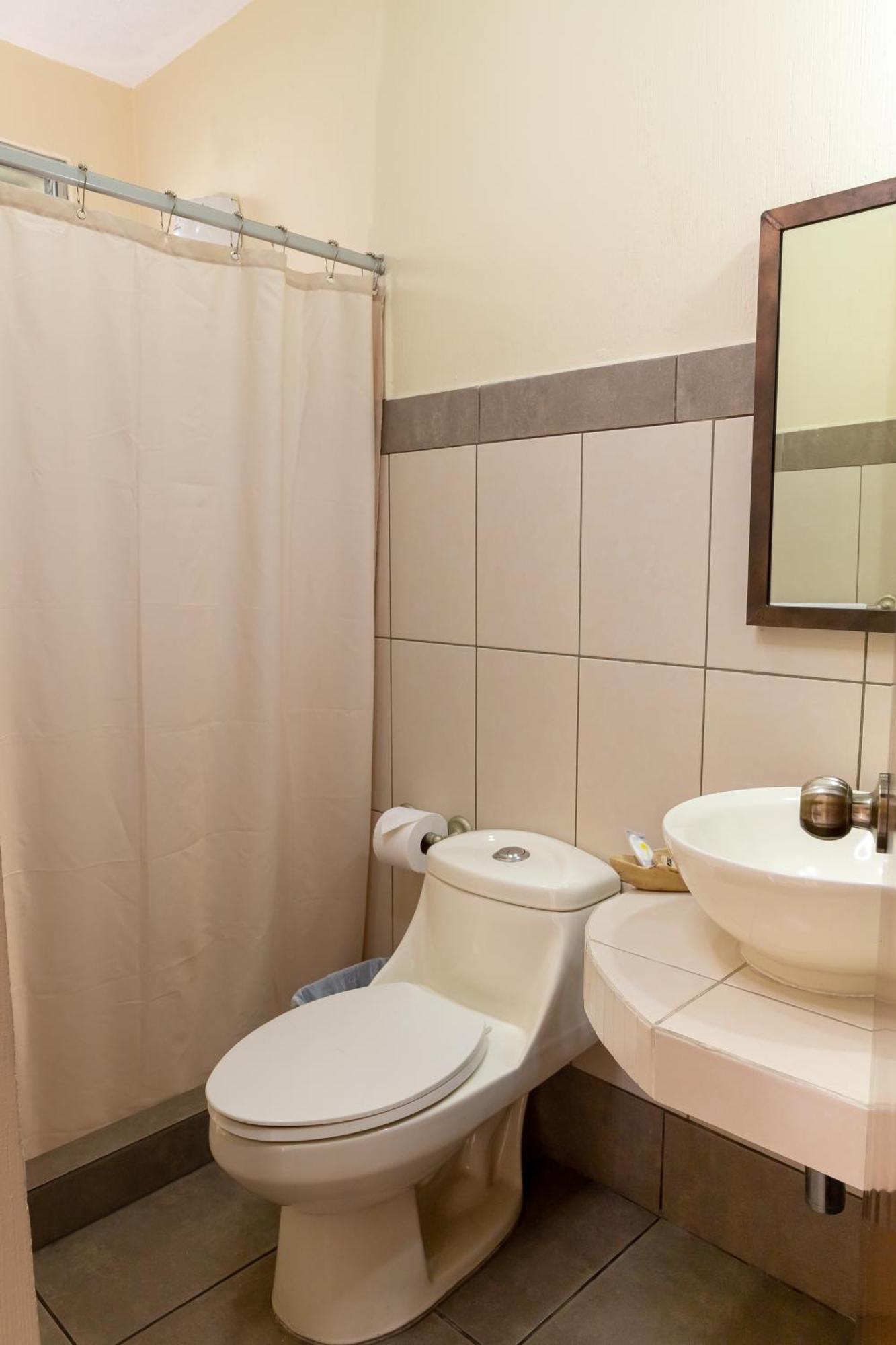 Hostal Donde Regina Guatemala City Exterior photo Bathroom with shower curtain
